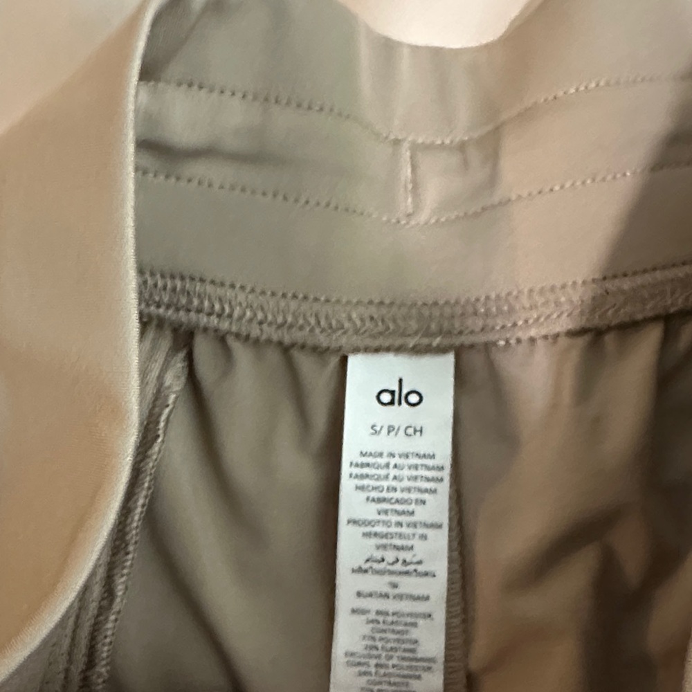 ALO Yoga Taupe Athletic Shorts Men’s SZ Small - Picture 3 of 5